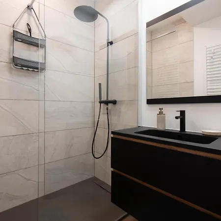 The Break Your Cozy Coastal Escape And Free Parking Apartment